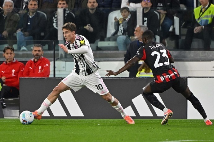 罗体：罗马尼奥利右腿屈肌受伤，或缺席下轮对阵国米的关键战（罗体：罗马尼奥利右腿屈肌受伤，或无缘下轮与国米的关键之战）