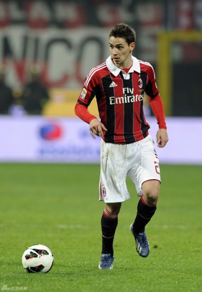 萨拉赫炮轰主帅引震荡！利物浦高层力挺斯洛特，冬窗离队危机加剧（萨拉赫怒斥主帅掀风波！利物浦高层力保斯洛特，冬窗离队风险升级）