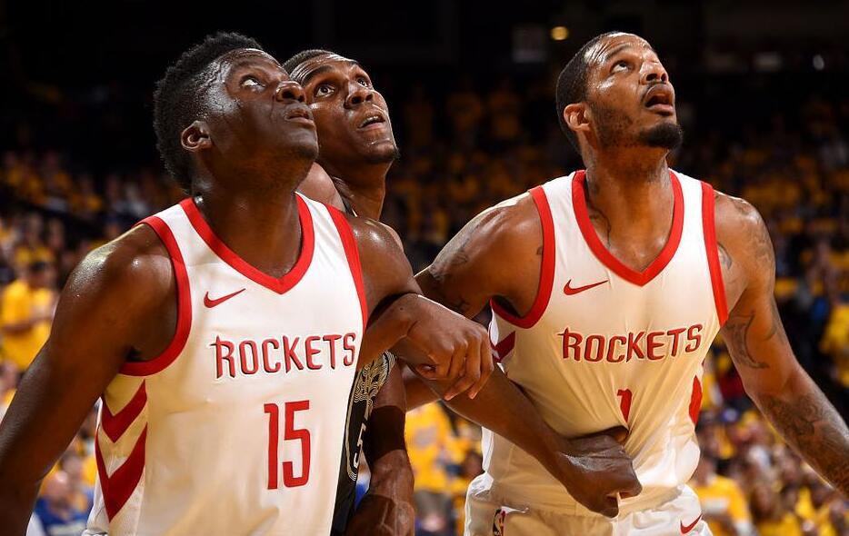 多特4-0十人黄潜，吉拉西双响，阿德耶米、斯文松建功，法比奥-席尔瓦失点（十人黄潜0-4不敌多特，吉拉西梅开二度，阿德耶米与斯文松破门，法比奥-席尔瓦点球失手）