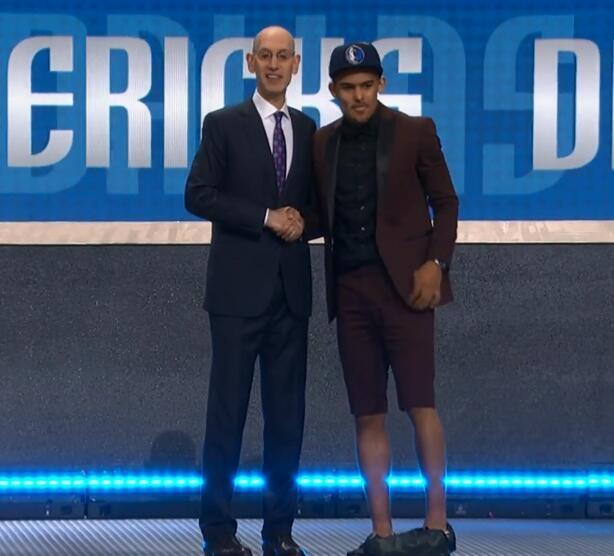 王哲林展现团队精神，为队友创造（王哲林彰显团队精神，激活队友）