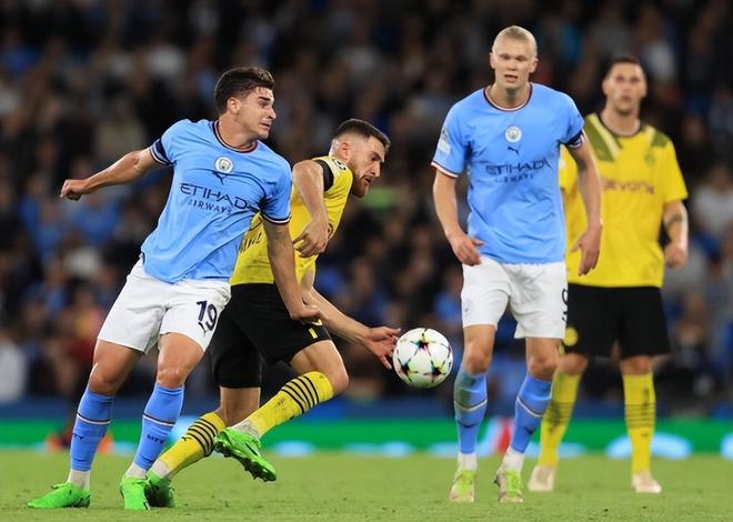 足球曝巴黎双星关系紧张，更衣室氛围引担忧（传巴黎双核不睦，更衣室气氛堪忧）