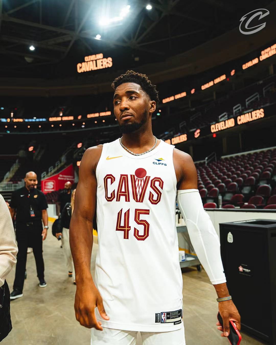 还有潜力可挖？上海32岁老将闫鹏飞潜力赛4中4&罚球3中3得到11分（闫鹏飞还有上升空间？32岁上海老将潜力赛4投4中罚球3罚3中砍下11分）