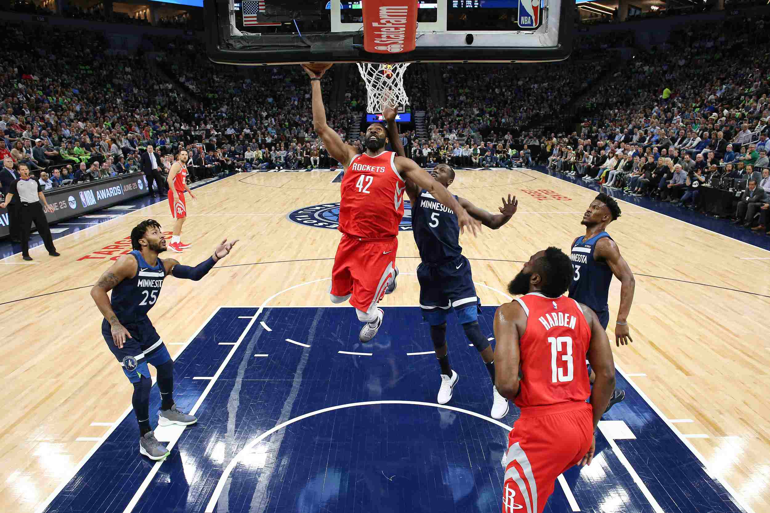 申京隔扣颜射亚当斯，后者按头锁喉遭申京“挑衅”：就扣你这混球（申京隔扣颜射亚当斯引爆冲突：被按头锁喉后回击挑衅“就扣你这混球”）