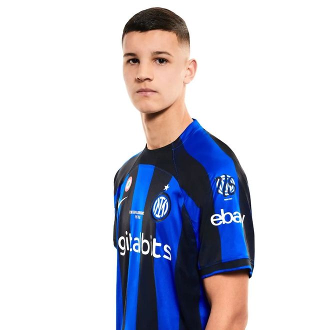 阿斯：迎来新成员，姆巴佩雕像入驻皇马主题乐园核心展区（阿斯：皇马主题乐园核心区迎新，姆巴佩雕像正式入驻）