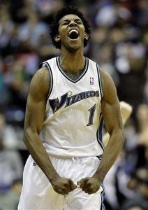 国米vs科莫首发：索默、泽林斯基先发，劳塔罗搭档图拉姆（国际米兰战科莫首发：索默、泽林斯基出战，劳塔罗联手图拉姆）